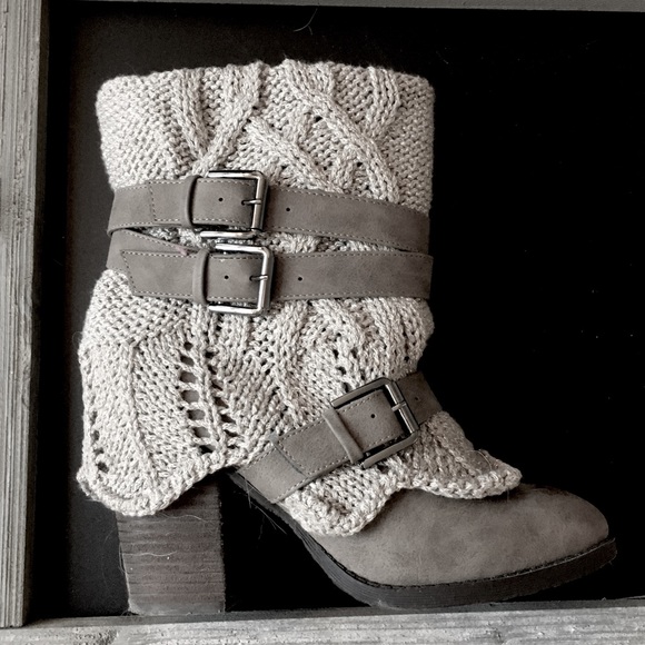 Shoes - Sweater Boots/Gray. Size 8.